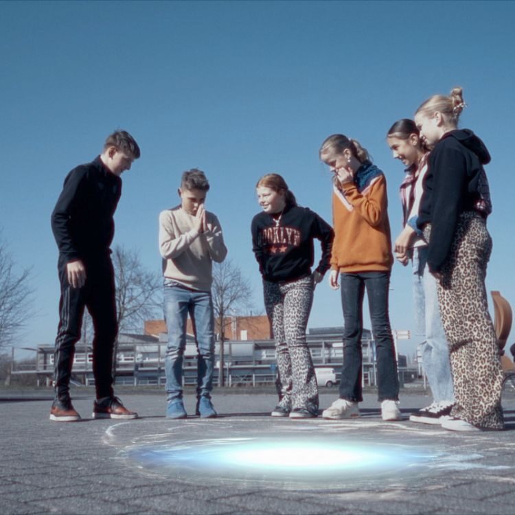 Leerlingen filmen en monteren in de klas tijdens FilmLab
