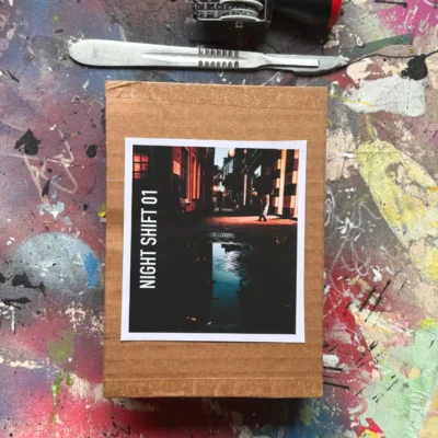 Handgemaakt fotoboek Night Shift 01 met nachtfotografie, cover en binnenpagina’s zichtbaar